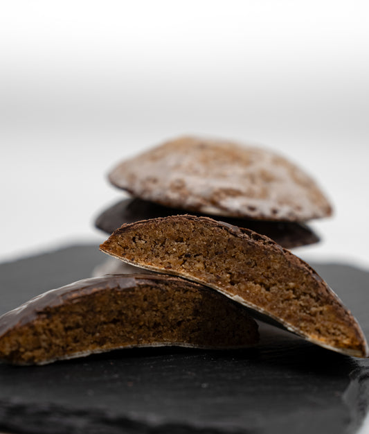 Nahaufnahme von einem frisch überzogenen, halbierten handgemachten Lebkuchen. 