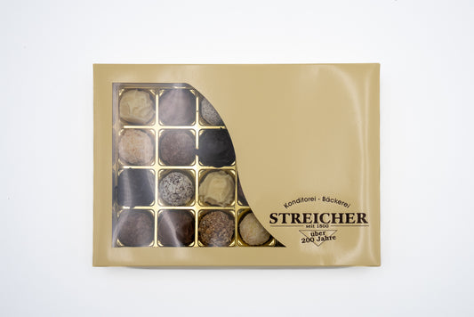 Eine geschlossene 24er-Schachtel mit gemischten, handgemachten Sahne-Trüffeln der Bäckerei-Konditorei Streicher