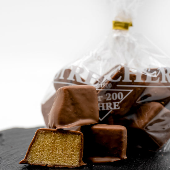 Nahaufnahme von frisch geschnittenen Baumkuchenspitzen mit Vollmilch-Überzug aus traditioneller fränkischer Herstellung