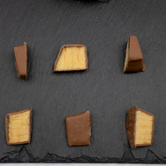 Nahaufnahme von frisch geschnittenen Baumkuchenspitzen mit Zartbitter-Überzug aus traditioneller fränkischer Herstellung