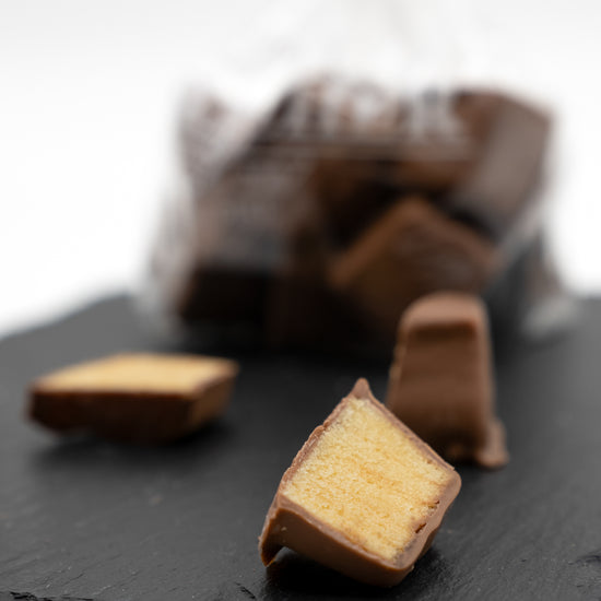 Nahaufnahme von frisch geschnittenen Baumkuchenspitzen mit Zartbitter-Überzug aus traditioneller fränkischer Herstellung