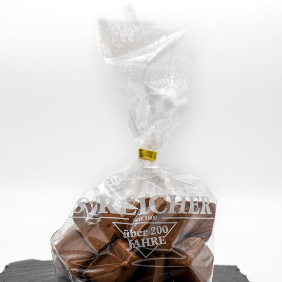 Nahaufnahme von frisch verpackten Baumkuchenspitzen mit Zartbitter-Überzug aus traditioneller fränkischer Herstellung