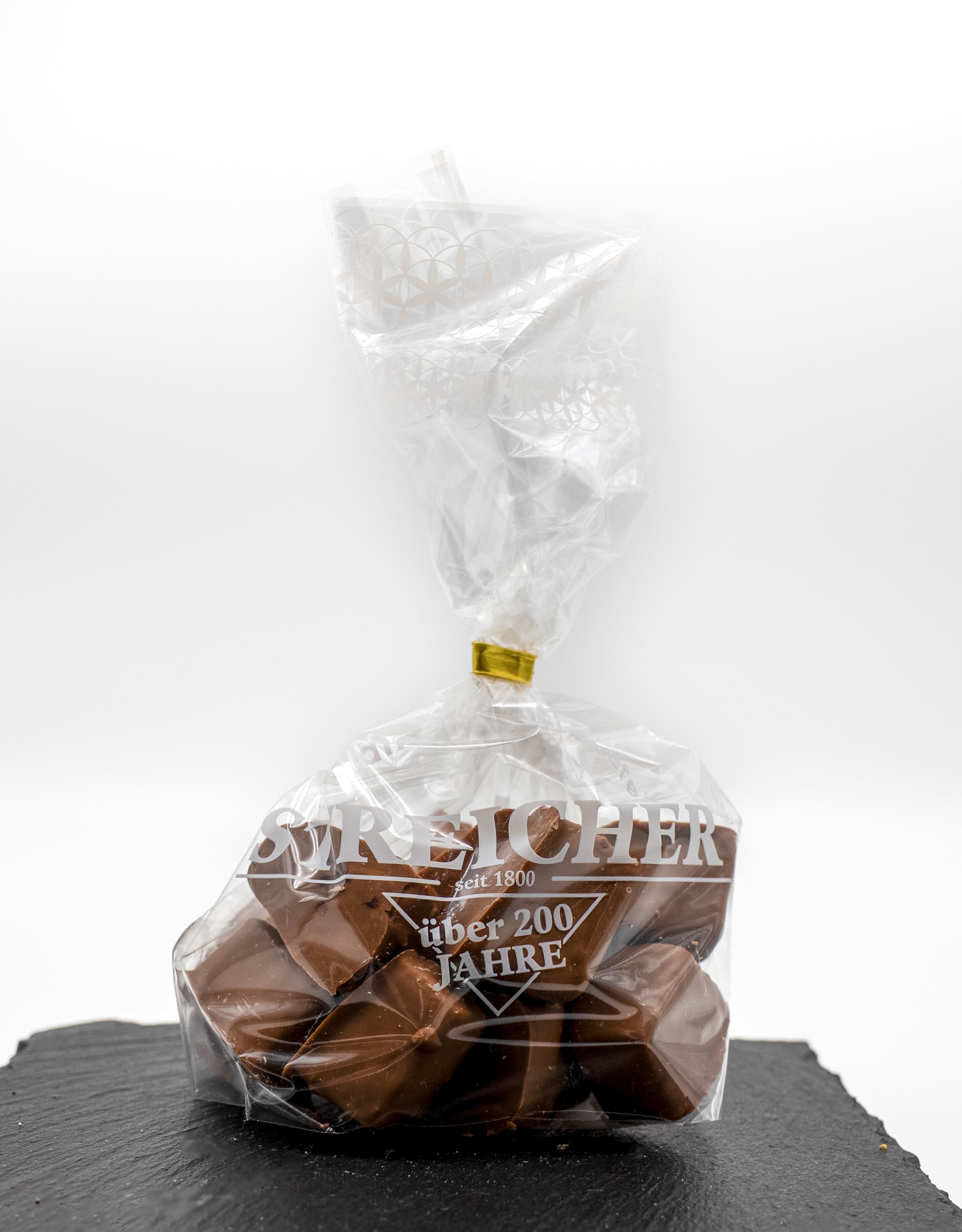 Nahaufnahme von frisch verpackten Baumkuchenspitzen mit Zartbitter-Überzug aus traditioneller fränkischer Herstellung