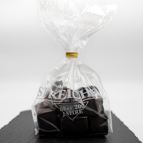 Nahaufnahme von frisch verpackten Baumkuchenspitzen mit Zartbitter-Überzug aus traditioneller fränkischer Herstellung