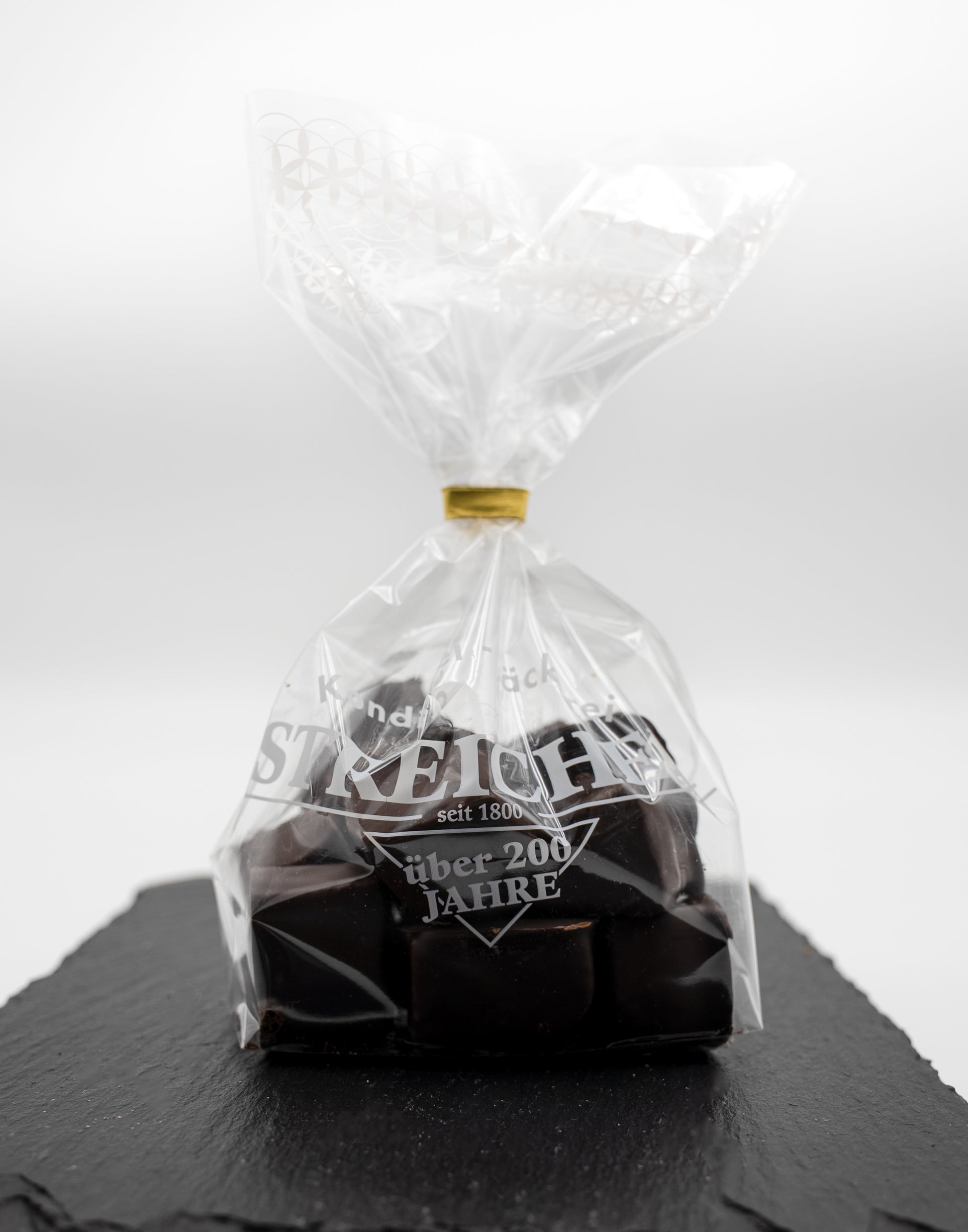 Nahaufnahme von frisch verpackten Baumkuchenspitzen mit Zartbitter-Überzug aus traditioneller fränkischer Herstellung