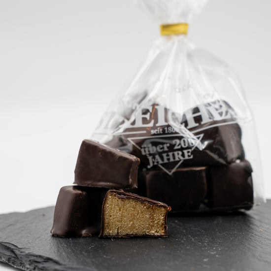 Nahaufnahme von frisch geschnittenen Baumkuchenspitzen mit Zartbitter-Überzug aus traditioneller fränkischer Herstellung