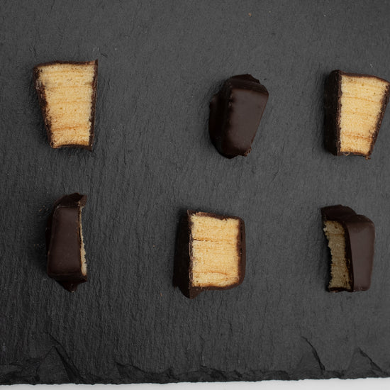 Nahaufnahme von frisch geschnittenen Baumkuchenspitzen mit Zartbitter-Überzug aus traditioneller fränkischer Herstellung