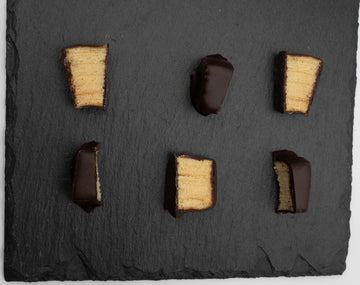 Nahaufnahme von frisch geschnittenen Baumkuchenspitzen mit Zartbitter-Überzug aus traditioneller fränkischer Herstellung