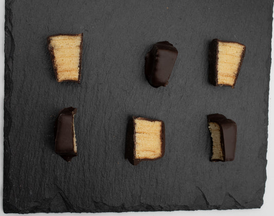 Nahaufnahme von frisch geschnittenen Baumkuchenspitzen mit Zartbitter-Überzug aus traditioneller fränkischer Herstellung