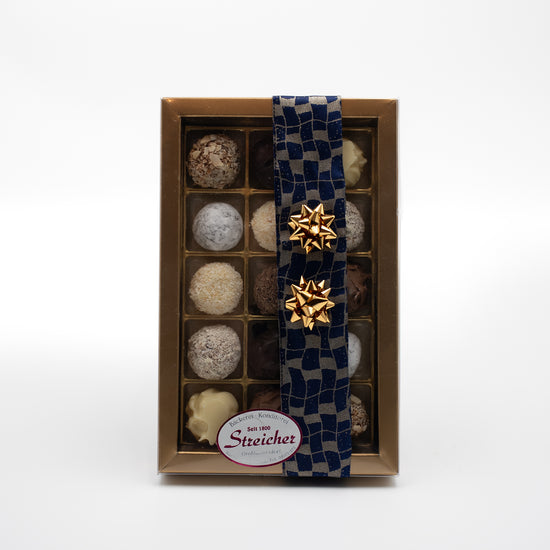 Bild von 15 verpackten, handgefüllten Sahne-Trüffeln. Mit Geschenkschlaufe verziert.