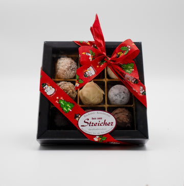 9 handgefüllte Sahne-Trüffel, gemischte Sorten. Verpackt in einer Schachtel mit Geschenkschlaufe.